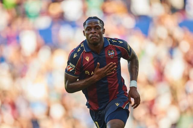 Barça : l’accord Eyong s’effondre, Flick tranche pour un autre profil