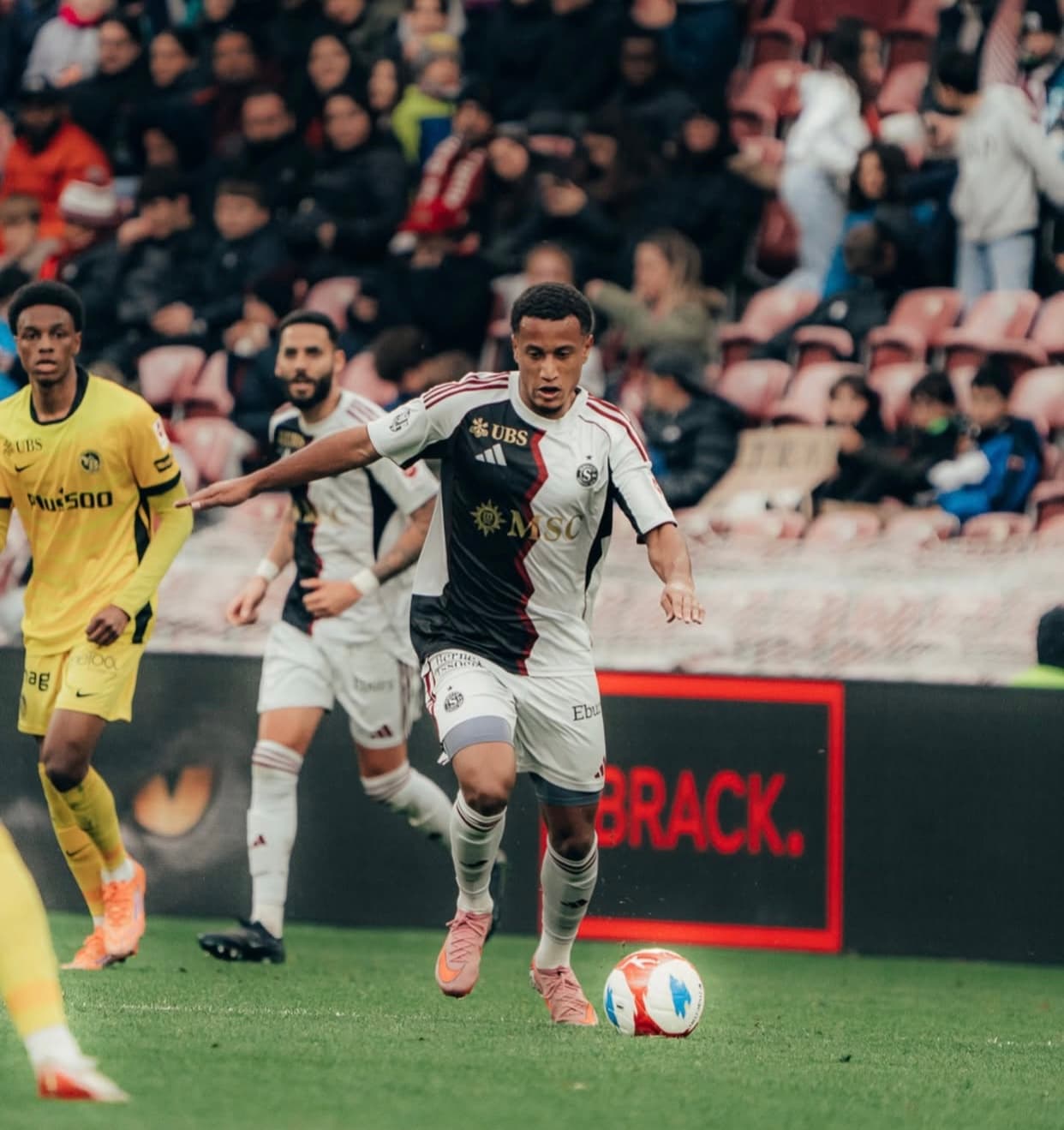 Lilian Njoh, le latéral qui fait trembler la Suisse