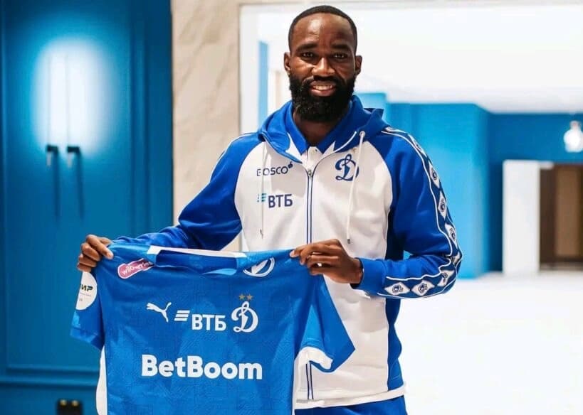 Moumi Ngamaleu discute avec un club russe